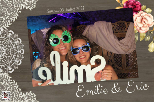 Bonne ambiance entre copines devant le Photobooth !